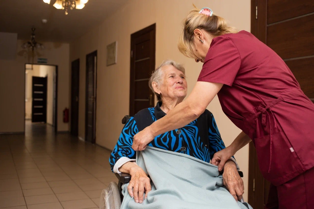 Как оформить пожилого человека в дом престарелых: полное руководство для семьи