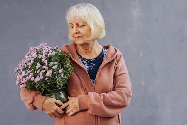 Какие комнатные растения подарят здоровье и радость пожилому человеку